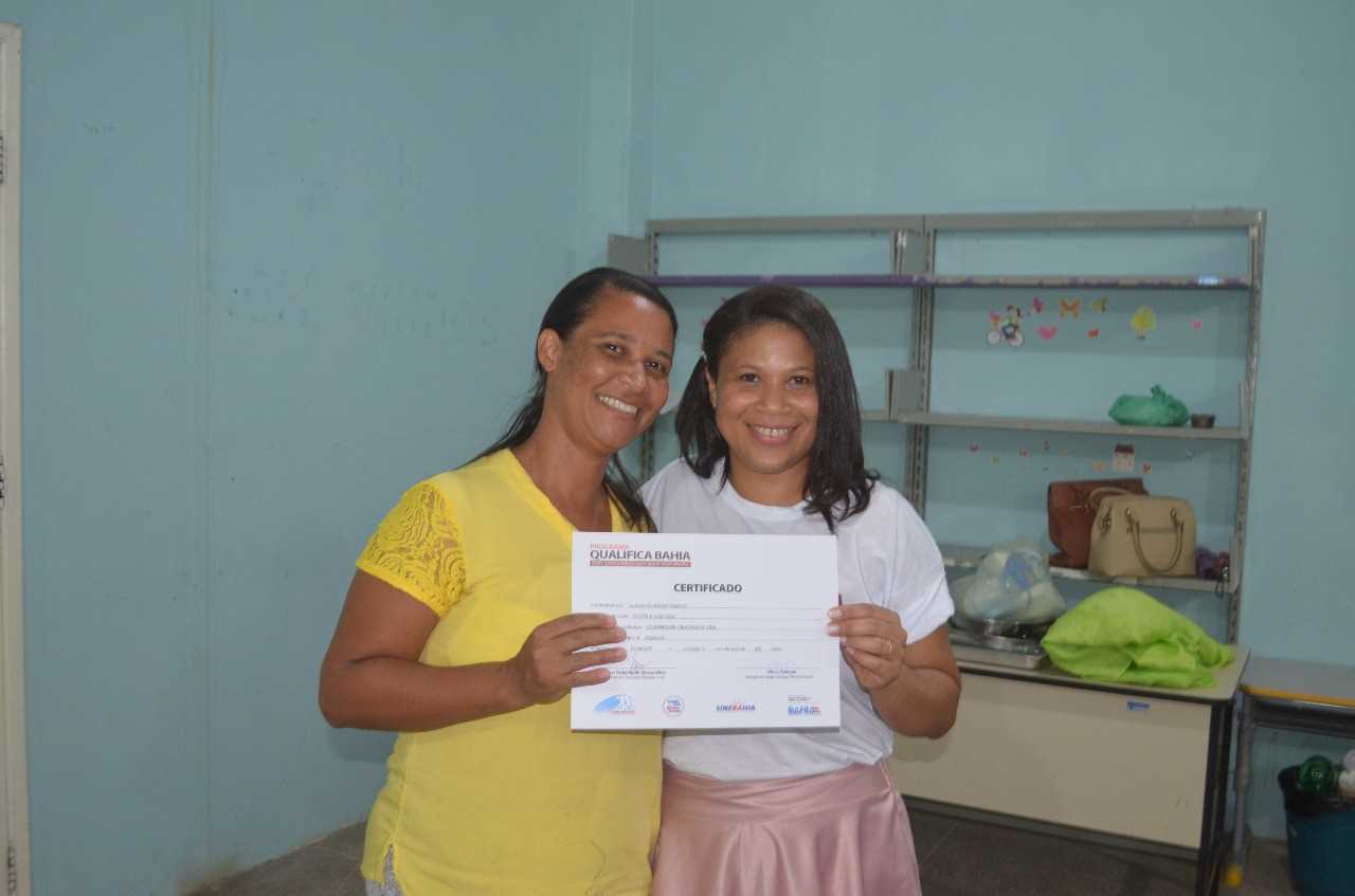 Prefeitura de Camacã entrega Certificado a Concluintes do Curso de Corte de Costura